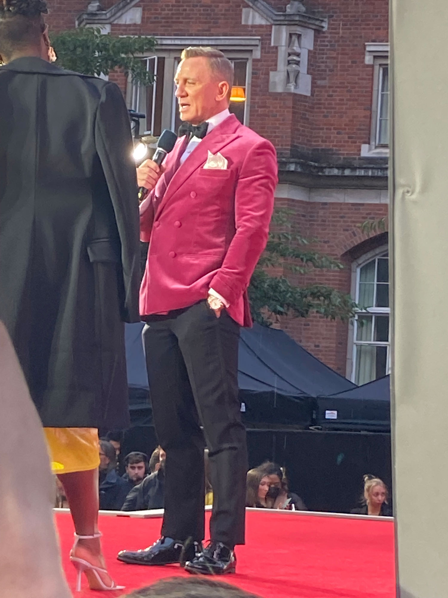 Daniel Craig Pink Tuxedo Jacket being interviewed no time to die premiere
