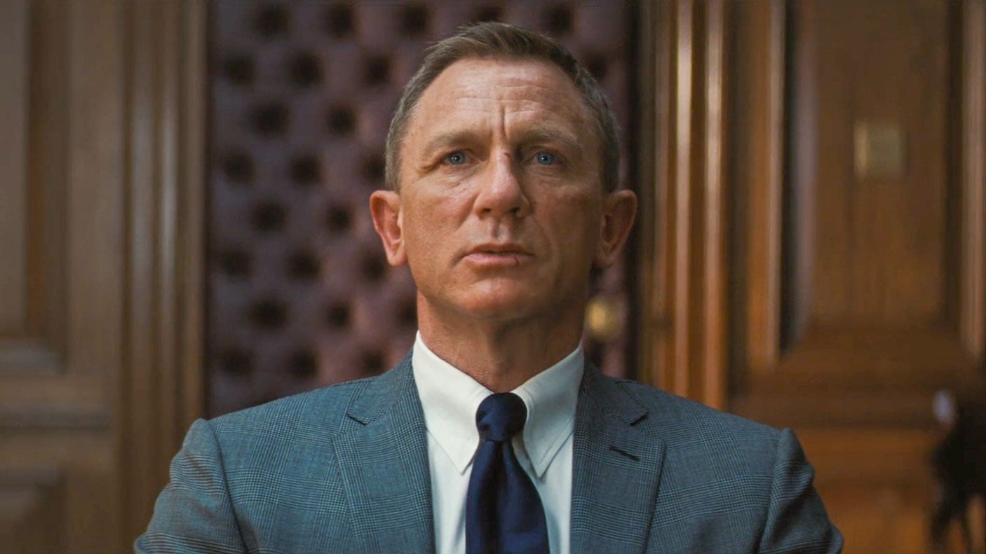 Daniel Craig Wearing a Tab Collar Shirt in No Time To Die