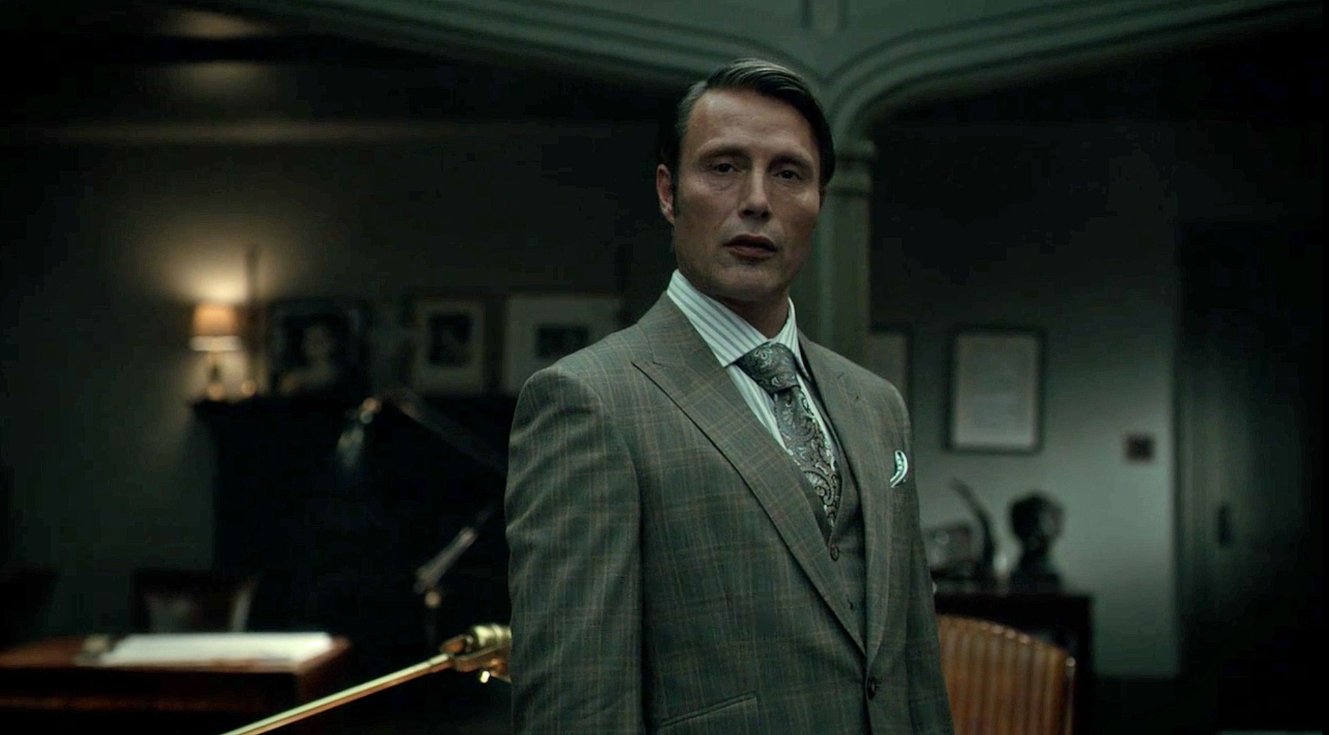 Posture in a suit Hannibal 